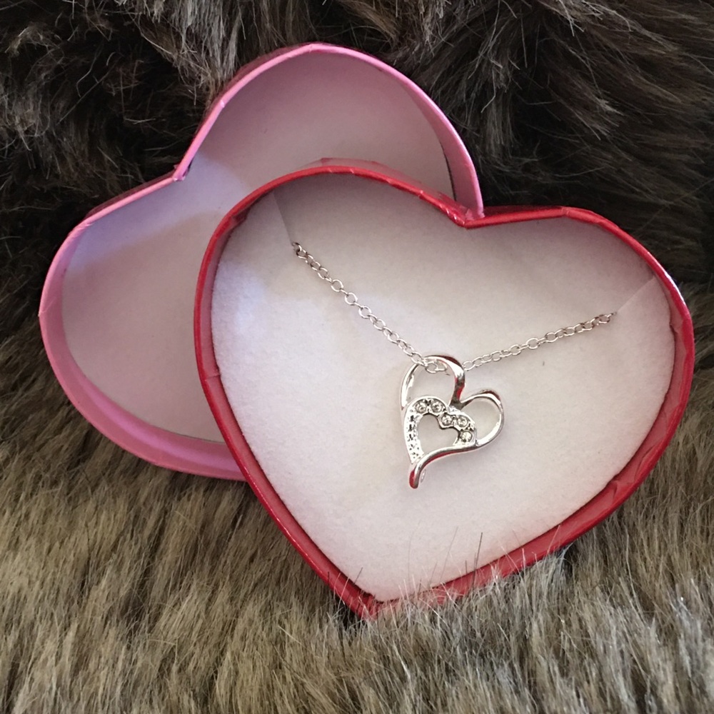 Ladies valentine silver plated heart pendant on chain NIB